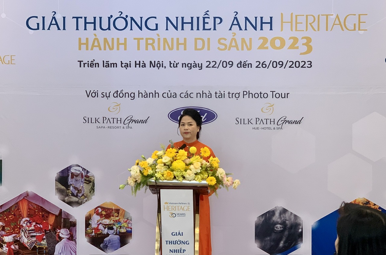 Bà Lý Thanh Hương – Phó Tổng biên tập Tạp chí Heritage phát biểu tại Lễ trao giải và khai mạc Triển lãm